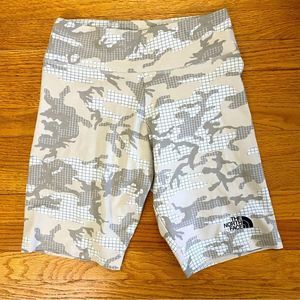 The Northface Women’s Shorts Medium Camouflage Sandstone NWT Athletic Wear